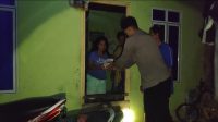 SAT BRIMOB POLDA KEPRI BAGIKAN MAKANAN SAHUR MELALUI DAPUR UMUM POLDA KEPRI