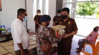 Peringati Hari Adhyaksa Ke-60 Dan Hari IAD XX,  Kejari Karimun Berikan 300 Paket Sembako