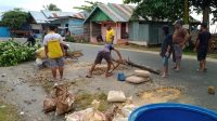 Melihat Kondisi Jalan Raya, Sejumlah Sopir Angkot Di Kaimana Turut Prihatin dan Mulai Benahi Jalan Berlubang