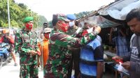 Tingkatkan Kepedulian Terhadap Wabah Covid-19, Dandim 1803/Fakfak Bagikan 250 Buah Masker Merah Putih