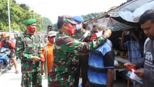 Tingkatkan Kepedulian Terhadap Wabah Covid-19, Dandim 1803/Fakfak Bagikan 250 Buah Masker Merah Putih