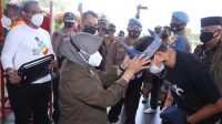 Singgah di Tanjungpinang, Rahma Sematkan Tanjak ke Sandiaga Uno