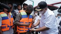 Wabup Tinjau Potensi Maritim dan Membagikan Life Jacket Kepada Nelayan