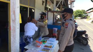 Polsek Serasan, Laksanakan Pengamanan Pasar Ramadhan, Serta Bagikan Masker Gratis Ke Masyarakat
