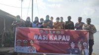 KAPOLSEK GALANG LAKSANAKAN PROGRAM NASI KAPAU KEPADA MASYARAKAT RESORT KIKY BEACH PASIR GELAM KEL. KARAS KEC. GALANG
