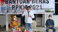 Bersama Marlin, Rudi-Amsakar Salurkan Bantuan Beras PPKM 2021
