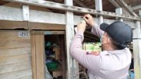 Gerak Cepat, Polsek Pulau Laut Pasang Stiker Isolasi Mandiri Guna Mempermudah Penanganan Dan Pengawasan