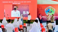 Presiden Jokowi Tinjau Vaksinasi bagi Pelajar di Cilacap