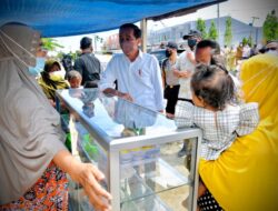 Saat Presiden Jokowi Hampiri Pedagang Kaki Lima yang Bentangkan Spanduk