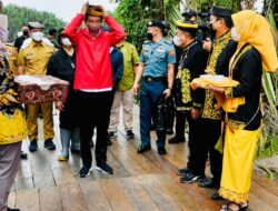 Tiba di Tana Tidung, Presiden Jokowi Disambut Prosesi Adat Tepung Tawar