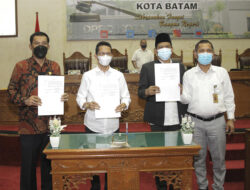 Rapat Paripurna DPRD Batam Laporan Pansus Pembahasan Ranperda tentang Pembangunan Berbasis Pemberdayaan Masyarakat di Kelurahan Sekaligus Pengambilan Keputusan