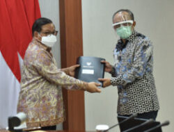 Cabinet Secretary Hands Over 2022 Budget Implementation List