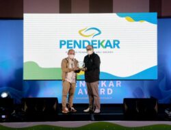 Wali Kota Molen Beri Penghargaan Pada Acara Pendekar Award Dalam Meningkatkan PAD