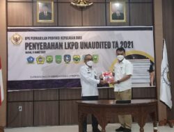 Bupati Natuna, Serahkan LKPD Tahun 2021 Ke BPK