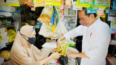 President Jokowi Checks Availability of Cooking Oil in Several Locations in Yogyakarta