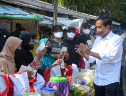 President Jokowi Distributes Social Assistance at Cirebon’s Harjamukti Market
