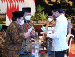 President Jokowi, VP Ma’ruf Amin Pay Zakat through Baznas