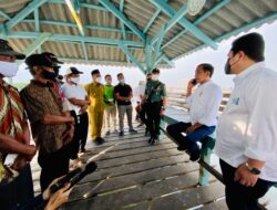 President Jokowi Responds to Concerns of Fishers in Gresik