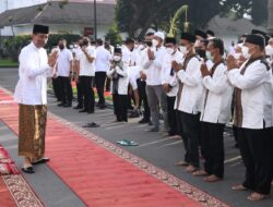 President Jokowi Performs Eid Prayer at Yogyakarta Palace