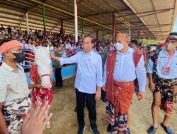 President Jokowi Watches Horse Racing in East Sumba