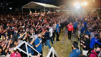 President Jokowi Attends Concert in Ende with Locals