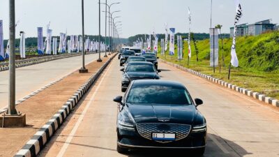 President Jokowi Rides EV to Batang Industrial Estate