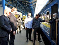 President Jokowi, First Lady Arrive in Kyiv