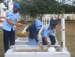 Sambut Hari Bakti Ke 75 TNI AU, Danlanud RSA Ziarah Ke Makam Pahlawan