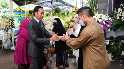 President Jokowi, First Lady Pay Last Respects to Deceased Minister