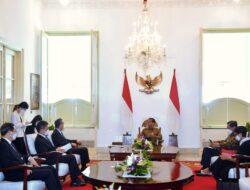 President Jokowi Hosts China’s Foreign Minister at Merdeka Palace