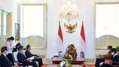 President Jokowi Hosts China’s Foreign Minister at Merdeka Palace