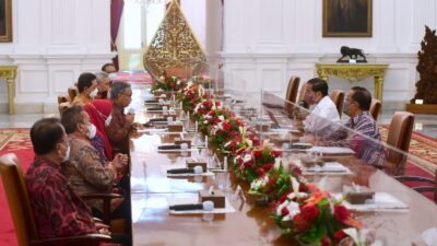 President Jokowi Welcomes OJK Board of Commissioners at Merdeka Palace