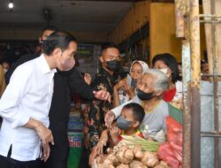 President Jokowi, First Lady Distribute Social Assistance at Peterongan Market