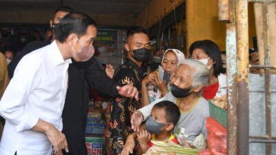 President Jokowi, First Lady Distribute Social Assistance at Peterongan Market