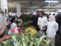 President Jokowi, First Lady Distribute Social Assistance at Petisah Market