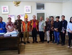 Molen Curi Perhatian Saat Kenakan Baju Adat Nias
