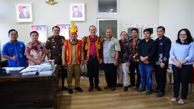 Molen Curi Perhatian Saat Kenakan Baju Adat Nias