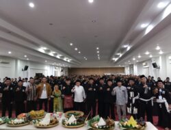 Masih Memakai Gamis Pasca Bertemu Alim Ulama di Masjid Baitul Amin Ketapang, Wali Kota Molen Bersamai Keluarga Besar PSHT Se-Bangka Belitung