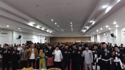 Masih Memakai Gamis Pasca Bertemu Alim Ulama di Masjid Baitul Amin Ketapang, Wali Kota Molen Bersamai Keluarga Besar PSHT Se-Bangka Belitung