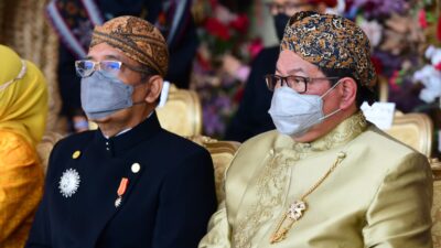 Ministers Don Traditional Clothes to Celebrate Independence Day