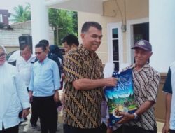 Dampingi Wagub dan Walikota Batam, Bupati Natuna Serahkan Bantuan Beras Ke Masyrakat