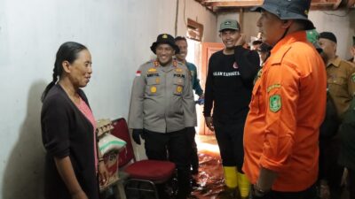 Kapolres Meranti dan Bupati Kepulauan Meranti Datangi Korban Banjir  di Kecamatan Rangsang Barat
