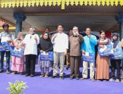 Walikota Batam, Salurkan BLT di Kecamatan Galang