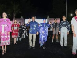 Bersama Sang Istri, Rudi Hadir di Acara Batam Batik Fashion Week