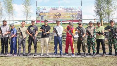 Bersama Forkompinda, Rudi Latihan Menembak di Mako Yonif 10/SBY