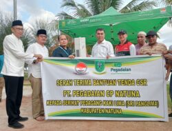 Pedagang Pantai Piwang Dapat Bantuan CSR Dari Pegadaian