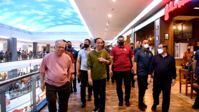 Bersama Mentrinya, Jokowi Kunjungi Pusat Perbelanjaan