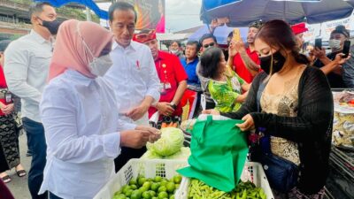 Bersama Ibuk Iriana, Jokowi Tinjau Harga Bahan Pokok