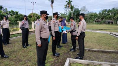 Kapolsek Rangsang Beri Reward kepada Personel Berprestasi