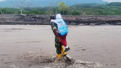 Prajurit TNI, Gendong Pelajar SD Lewati Sungai Aliran Lahar Semeru